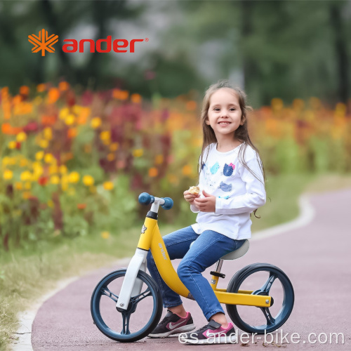 Equilibrar la bicicleta de juguete con nuestro scooter sin pedal